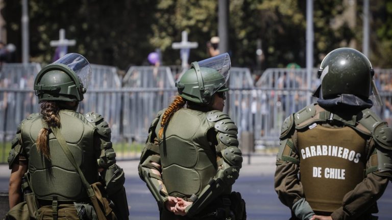 De cara al 8M: Carabineros confirma que 70% del contingente que resguardará movilizaciones será femenino