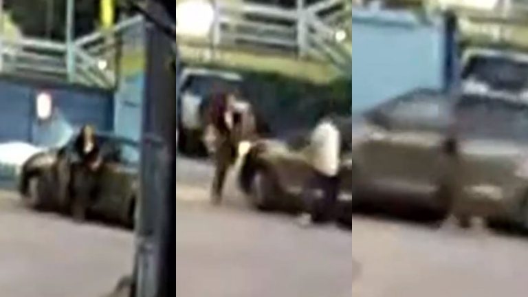Cámaras captan violento portonazo que sufrió profesora en primer día de clases: Fue arrastrada tras forcejeo