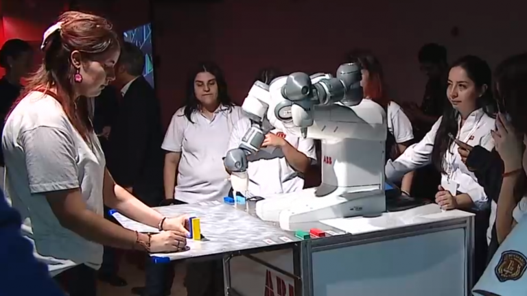 Yumi: El primer robot colaborativo del mundo que sorprendió con intervención en el Metro de Santiago