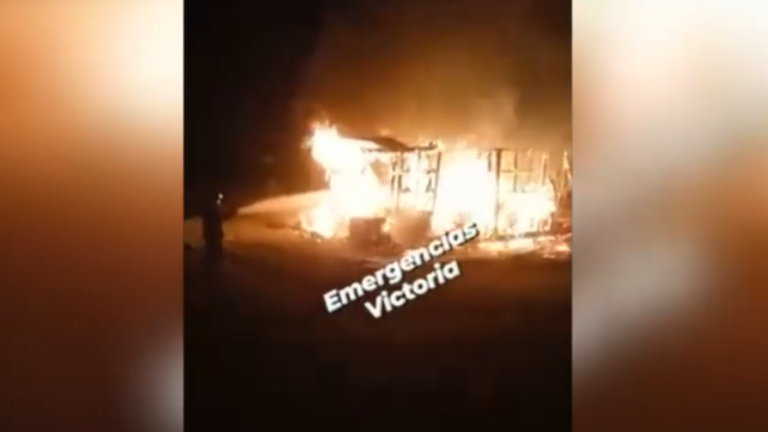 Dos trabajadores resultaron heridos tras ataque incendiario en Victoria que afectó a viviendas y vehículos
