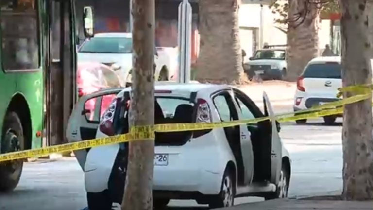 Víctimas repelieron robo en Santiago: Golpearon a asaltantes con bate de béisbol y destruyeron su auto