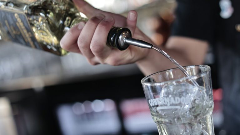 ¡Salud! Pisco chileno fue destacado entre los 50 mejores licores del mundo y superó al peruano