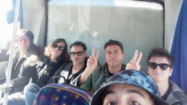 El sueño de cualquier penquista: Se subió a la micro y se encontró con Los Bunkers sentados al fondo