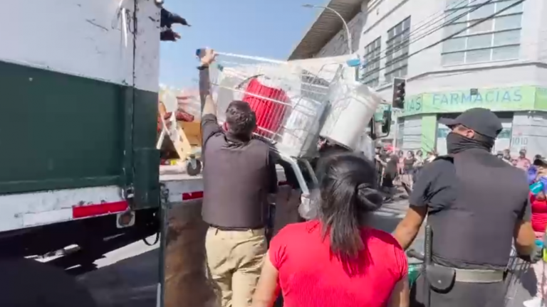 Intensos operativos en el centro de Santiago por comercio ilegal dejaron decenas de carros confiscados