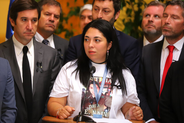 Dahianna Pereira, viuda del cabo Naín, por aprobación de Ley Naín-Retamal: 