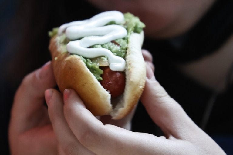 Completo italiano de Chile se impone entre los diez mejores hot dogs del mundo, según ranking internacional