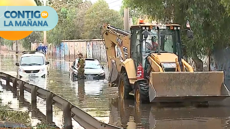 Tránsito suspendido: Inundación dejó varios autos atrapados en Cerrillos