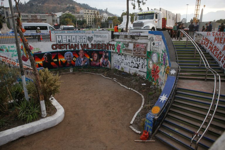 Con memorial por 18-O: Iniciaron trabajos para reabrir acceso principal de Metro Baquedano