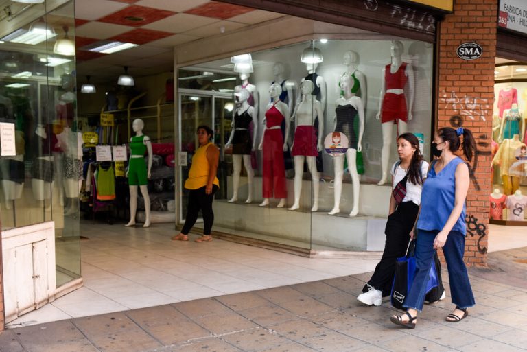 Por mal desempeño del comercio: Economía chilena vuelve a caer durante febrero