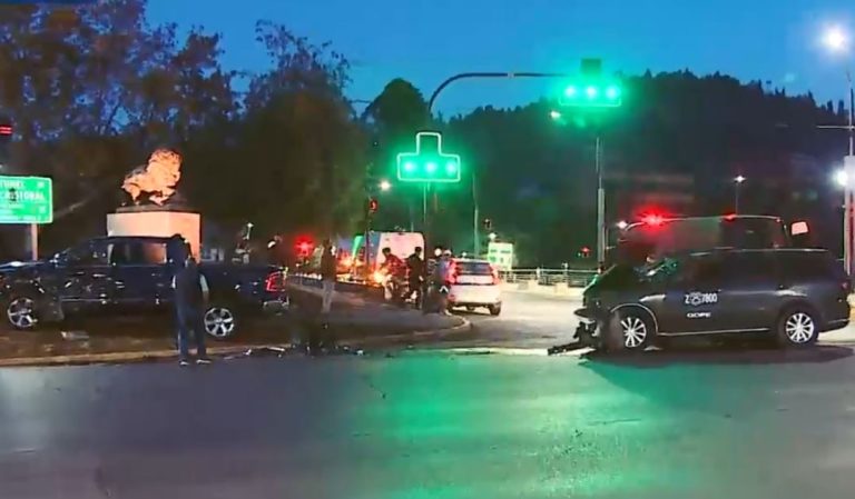 Patrulla del GOPE chocó a camioneta en Providencia: Se habría pasado semáforo en rojo