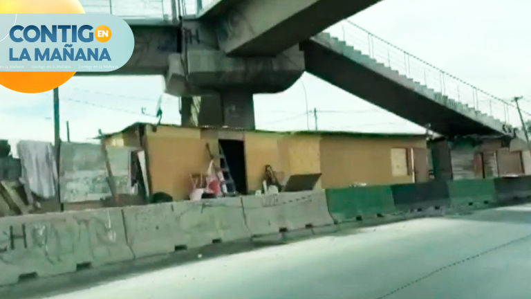 Gigantesca toma bajo paso nivel en Maipú: Construyen casas hasta de dos pisos