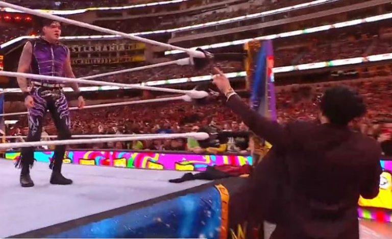¡Atangana! Bad Bunny ayudó al legendario Rey Mysterio en la WWE, pero terminó enterrado en una mesa