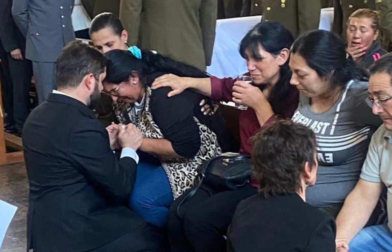 Pdte. Boric entregó sus condolencias a la madre de carabinero fallecido: La abrazó en el responso