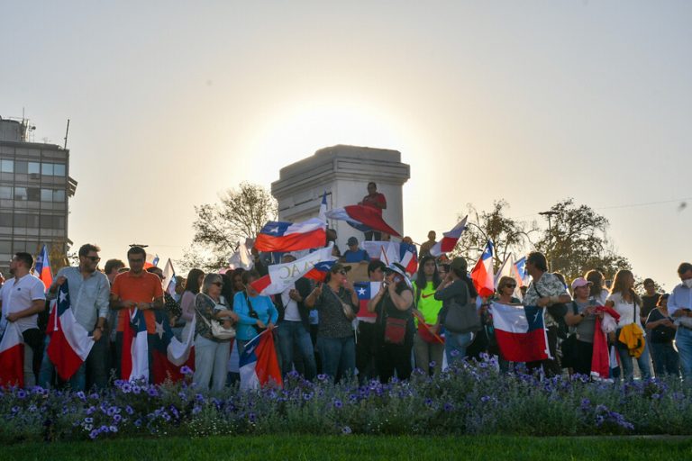 Tras homicidio de cabo Daniel Palma: Realizan manifestación en Baquedano en apoyo a Carabineros