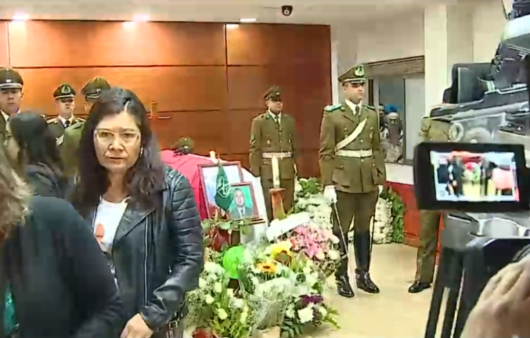 Masivo adiós a carabinero asesinado: Trasladan cuerpo de cabo Daniel Palma a funeraria por alta convocatoria