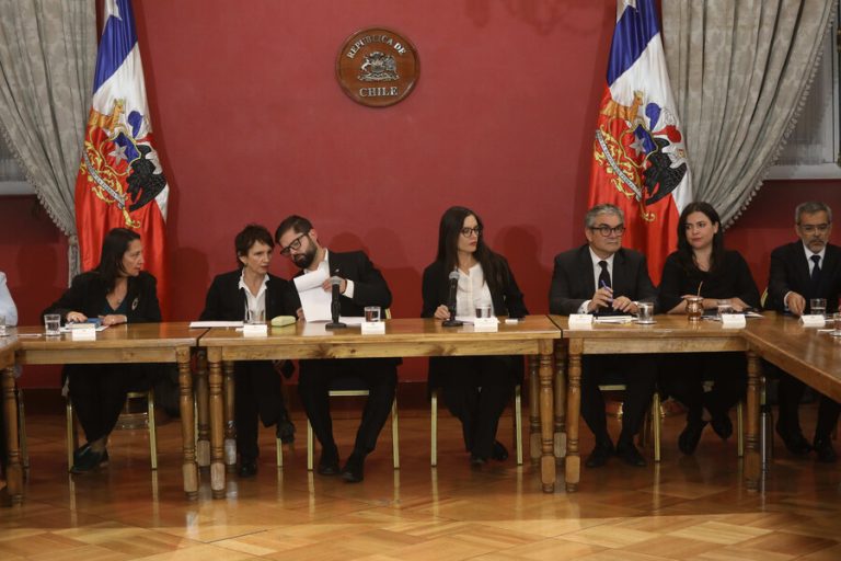 Horas difíciles en La Moneda: Gobierno se reúne con policías y partidos tras nuevo crimen de carabinero