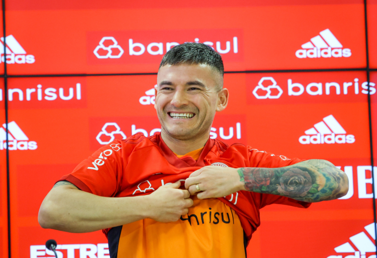 El príncipe está de vuelta: Charles Aránguiz fue presentado como refuerzo del Internacional de Porto Alegre
