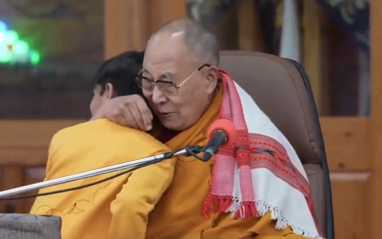 Dalái Lama genera controversia tras forzar a niño a que lo bese en la boca durante un acto en India