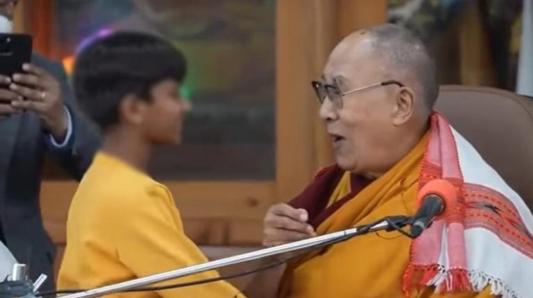 Dalái Lama lamentó controversial episodio en que besa a niño y le saca la lengua: Esta fue la explicación que dieron