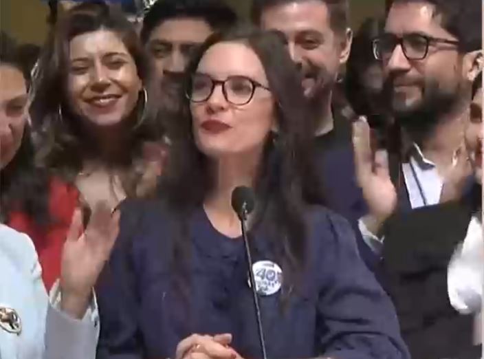 Con lágrimas en los ojos: La emoción de Camila Vallejo tras aprobación de las 40 horas