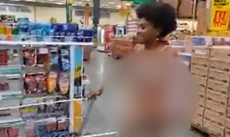 Acusó discriminación: Mujer se desnudó en supermercado de Brasil para demostrar que no estaba robando