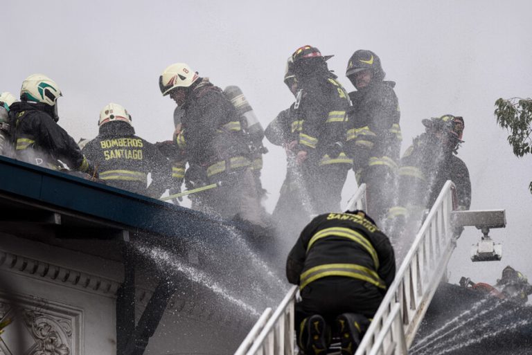 Incendio afecta a las dependencias del Liceo de Aplicación en la comuna de Santiago