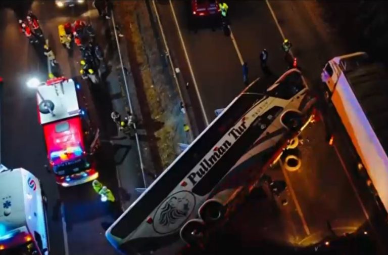 Una persona murió y 30 resultaron heridas tras volcamiento de bus en Linares