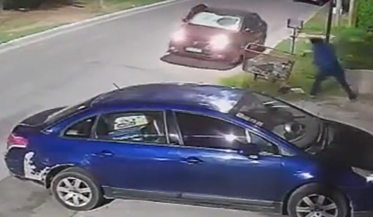 Hasta rompieron el parabrisas: Pareja ahuyentó a piedrazos a ladrones que intentaron un robo en Argentina