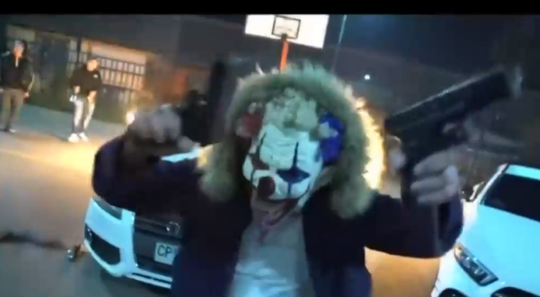 Tras polémica por live de Cris MJ: Proyecto de ley busca evitar exhibir video clips con armas en colegios