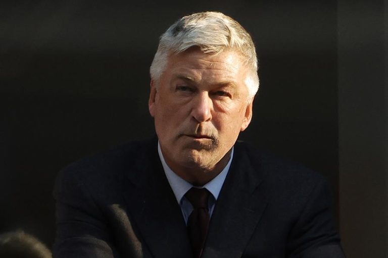Alec Baldwin: Reportan que fiscalía retirará cargos de homicidio involuntario en contra del actor