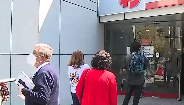 Padece parálisis cerebral: Padre acusa que isapre discriminó a su hija en venta de bonos