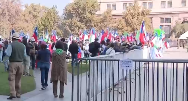 Registran nueva manifestación en apoyo a Carabineros: Cientos de personas se concentran fuera de La Moneda