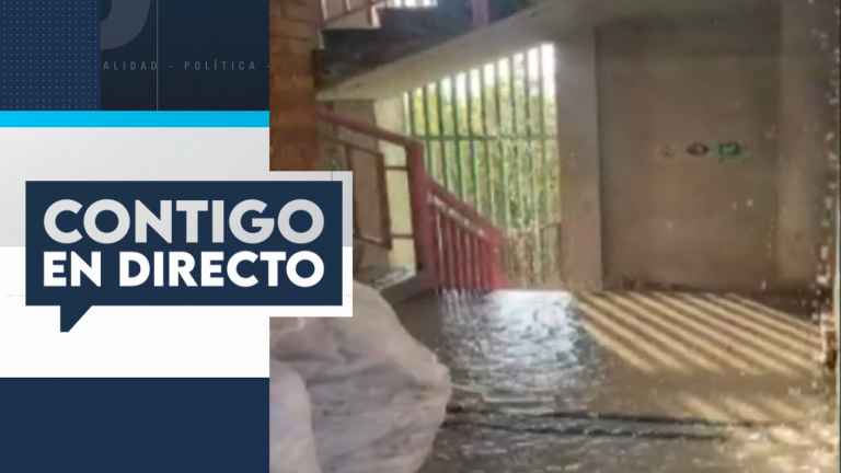 Insólito: Funcionarios registran pasillos inundados en Hospital San José