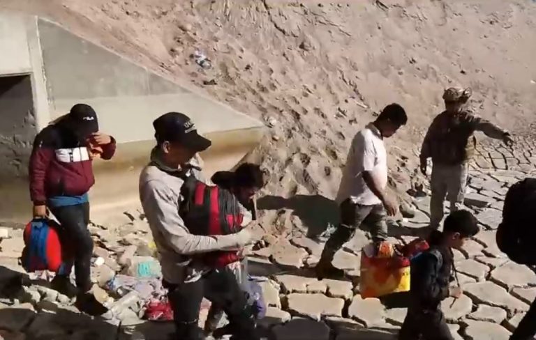 Por qué acusan a militares chilenos de ayudar a inmigrantes indocumentados a ingresar a Perú