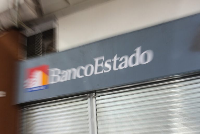 BancoEstado en alerta por engaños telefónicos a clientes: Recomiendan no escribir claves en el teclado