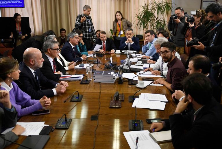 Comisión aprueba reajuste del salario mínimo a $500 mil, pero oposición pide estudiar impacto en pymes