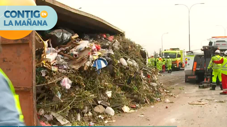 ÚLTIMO MINUTO | Camión con basura volcó en autopista General Velásquez