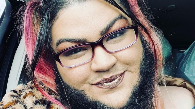 Mujer que llevaba 16 años afeitándose a diario dejó de hacerlo y ahora se siente 