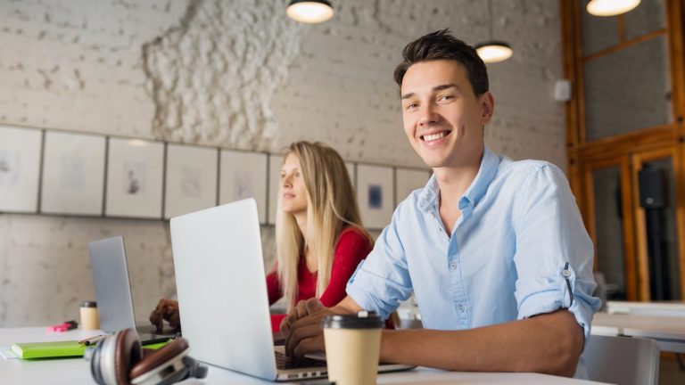 Hasta $646 mil anual: Conoce cómo postular y los montos que entrega el Subsidio al Empleo Joven