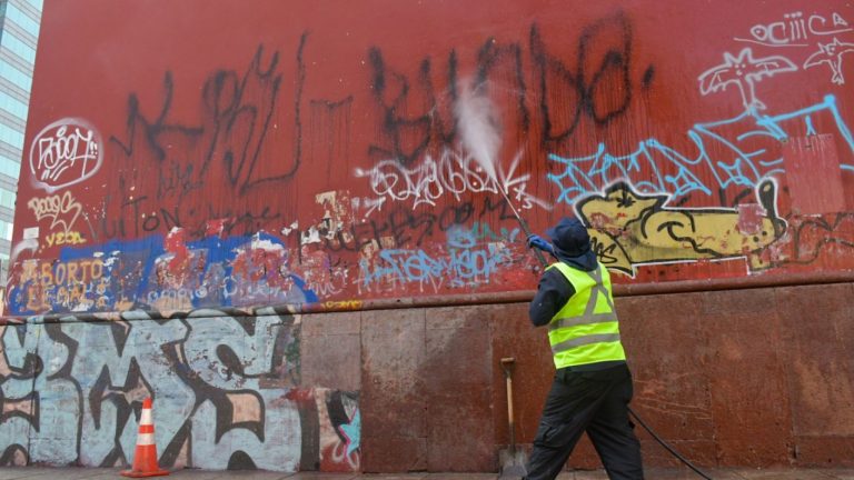 Gobernador Orrego presentó proyecto de ley antigrafitis en monumentos nacionales