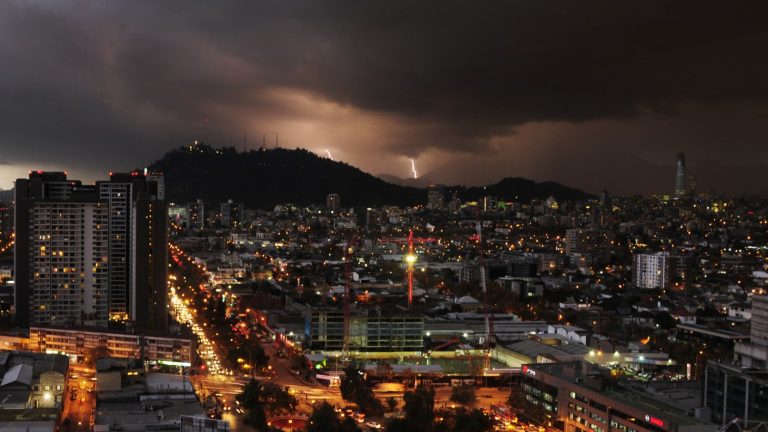 Por tormentas eléctricas: Revisa las 7 comunas de la RM en las que Senapred declaró alerta temprana preventiva