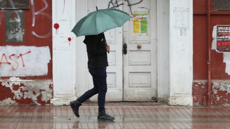 Se viene la primera del año: Anuncian lluvia para esta semana en la Región Metropolitana