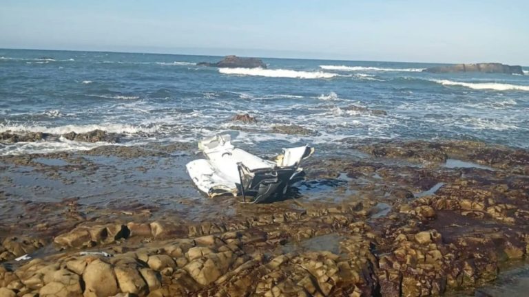 Mujer que sobrevivió a accidente aéreo en Isla Mocha nadó hasta la orilla del mar luego que aeronave capotó