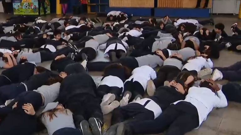 Al suelo bocabajo y manos a la cabeza: Colegio de Renca realizó simulacro en caso de balacera