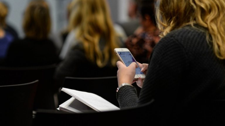 Colegio de Las Condes prohibió uso de celulares: Son dejados en una caja y devueltos al término del día