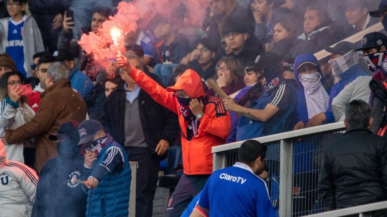 Barristas empañan clásico universitario: Lanzaron bengalas hacia la cancha y el partido debió suspenderse