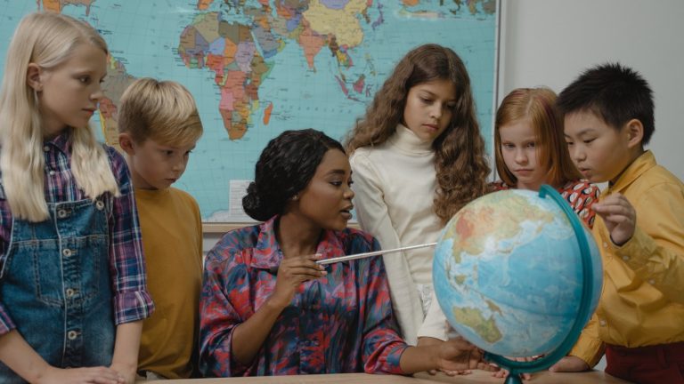 Estados Unidos busca profesores chilenos para ir a enseñar español: Sueldo puede llegar a $43 millones anuales