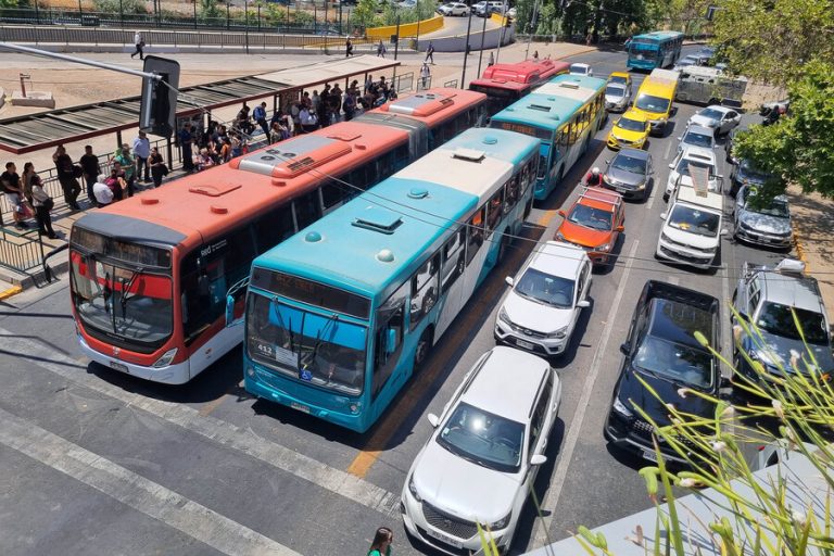 Comenzó la restricción vehicular en Santiago: Consulta acá los días en que puedes circular con tu automóvil