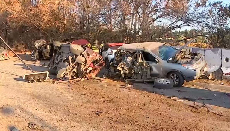 Colisión múltiple en Peñalolén: Camión habría perdido el control de los frenos y arrasó con 12 vehículos