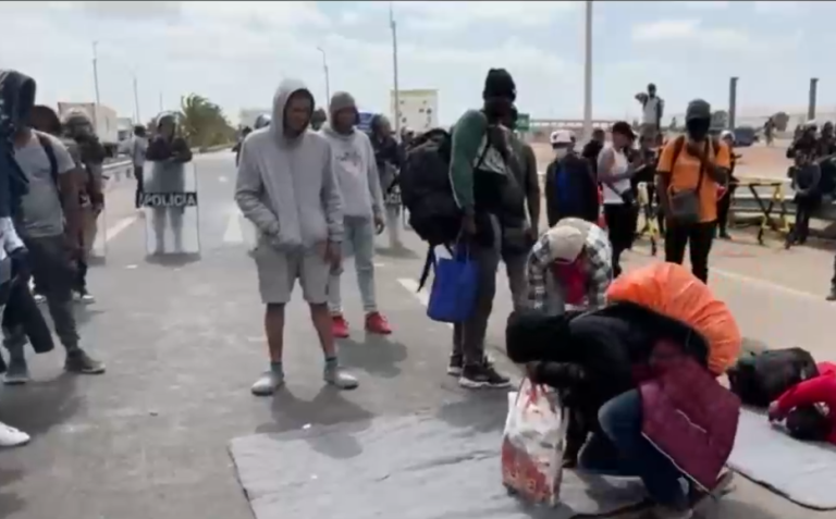 Migrantes se toman ruta que une Chile con Perú: Las alternativas que maneja el gobierno para la crisis